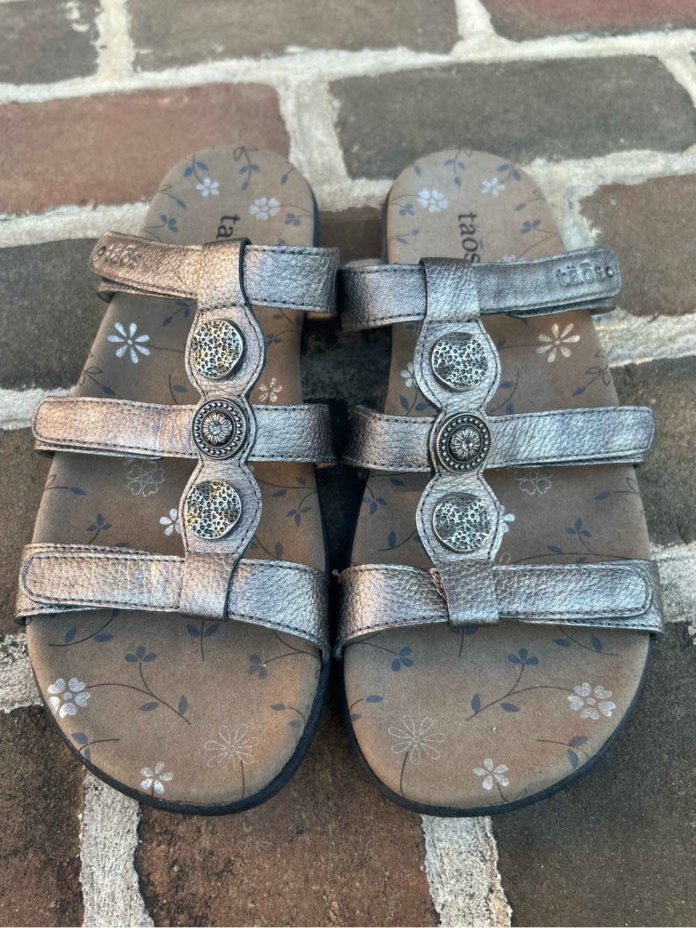 Taos Footwear Prize 3  Metallic Pewter Triple Strap Embellished Sandals 10